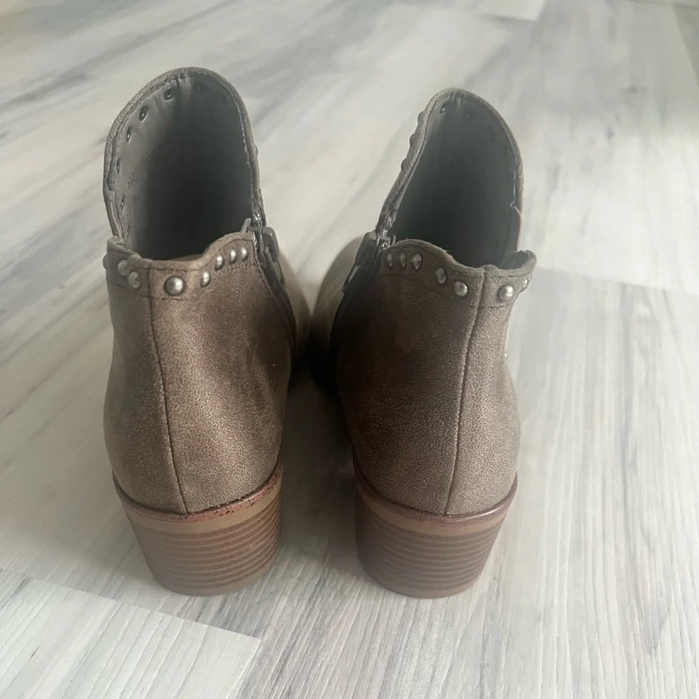 Mia NWOB size‎ 6.5 from Buckle Brown Studded detail Ankle Boots side zipper